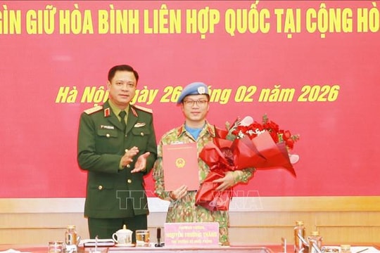 Trao quyết định cho sĩ quan đi làm nhiệm vụ gìn giữ hòa bình tại Trung Phi