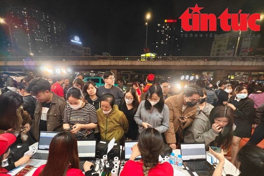 Ngày vía Thần Tài 2026: Giá vàng giảm, người dân xếp hàng mua đến tối muộn