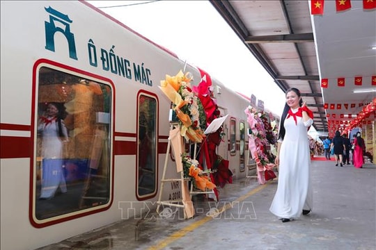 Nhà văn Australia chia sẻ cảm xúc khi đi tàu 'Hà Nội 5 cửa ô'