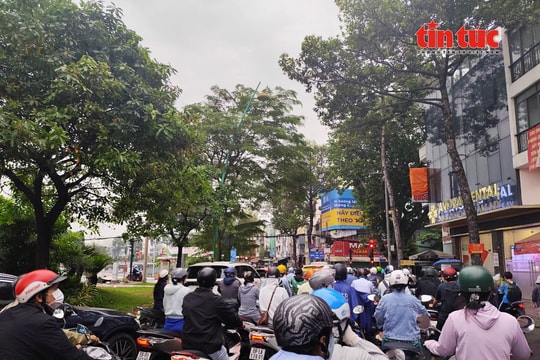 TP Hồ Chí Minh xuất hiện mưa trái mùa đúng ngày vía Thần Tài