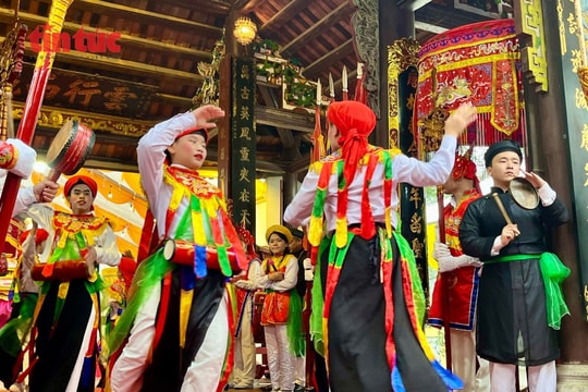 Đến xem điệu múa nam giả nữ 'Con đĩ đánh bồng' tại hội làng Triều Khúc