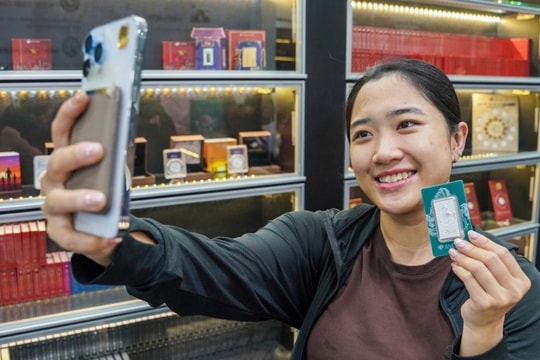 Xếp hàng mua bạc vía Thần Tài, mỗi khách chỉ được mua 1 lượng