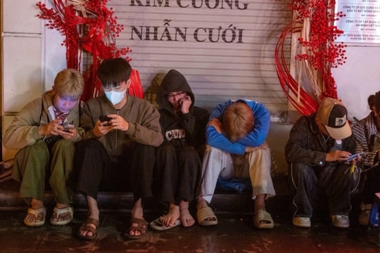 Xếp hàng từ nửa đêm chờ mua vàng ngày vía Thần Tài