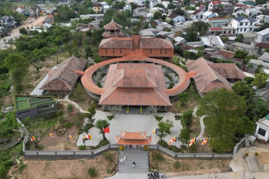 Ngôi chùa có kiến trúc độc đáo và ngôi mộ cổ không rõ lai lịch