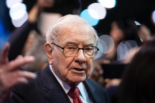 Triết lý 'ngược dòng' của Buffett giữa cơn sốt vàng