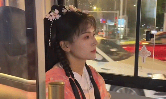 Tài xế hóa thân thành hoàng đế, nữ hiệp để hút khách