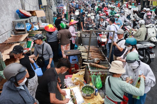 Cửa hàng bán 3.000 cá lóc nướng ngày vía Thần Tài ở TP HCM