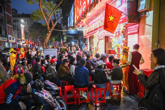 Xếp hàng từ mờ sáng mua vàng, bạc ngày Thần Tài