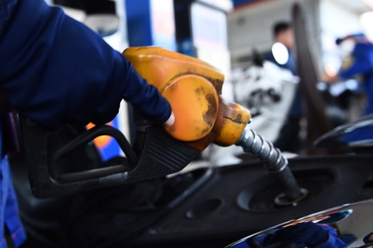 Giá xăng vượt 20.000 đồng một lít