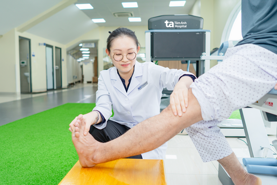 Bị đau khớp gối có nên tiếp tục tập thể dục?