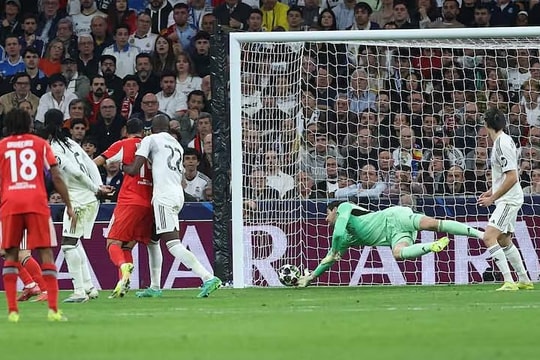 Courtois khoe dùng gen bóng chuyền cứu thua cho Real