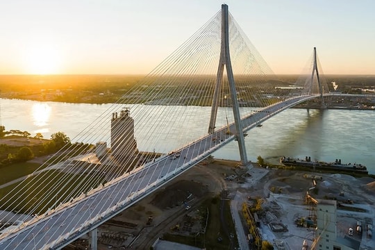 Tỷ phú muốn ngăn cầu biên giới Mỹ - Canada bằng mọi giá