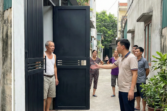 Có được phép làm cánh cổng mở xoay ra ngoài đường?