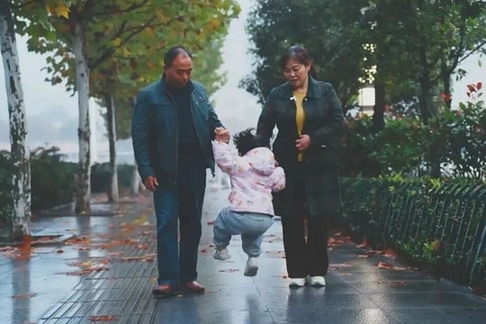 Chủ nhà đi tù, bảo mẫu giúp nuôi con suốt 5 năm