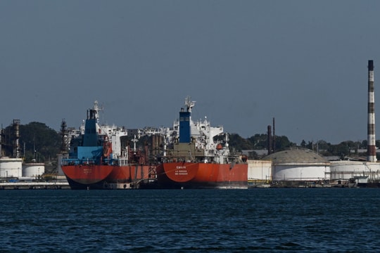 Mỹ mở đường cho dầu mỏ Venezuela tới Cuba