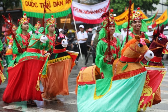 Hàng nghìn người đội mưa diễu hành trong ngày vía Thần Tài