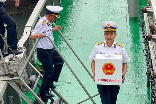 Bộ đội Hải quân bầu cử sớm tại Trường Sa, nhà giàn
