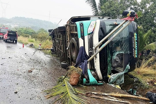 Ôtô khách chở 32 người lật trên quốc lộ 14