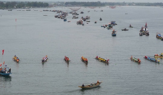 Sông Thu Bồn hóa “sân khấu” ngày đầu năm, người già trẻ nhỏ cùng hòa nhịp hội xuân