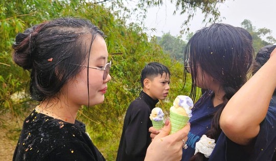 Cứ nhằm mùng 6 Tết, người dân lại kéo nhau đi chợ "choảng nhau" cầu may