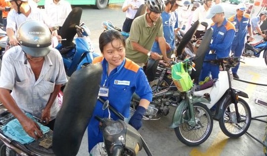 Giá xăng tăng mạnh gần 1.000 đồng/lít