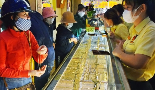 Giá vàng hôm nay 26-2: Vàng thế giới biến động mạnh