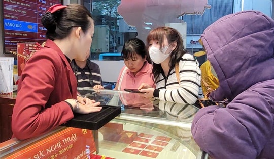 Nhiều năm giữ thói quen mua vàng vía Thần Tài, cụ bà gần 80 tuổi than giá vàng cao quá