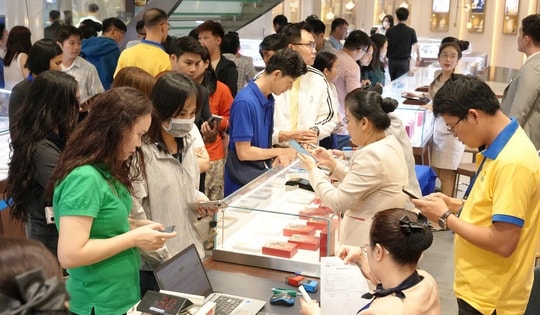 Cuối ngày 26-2, giá vàng miếng SJC bất ngờ giảm, khách nhộn nhịp đi mua