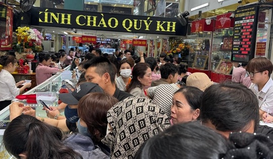Tiệm vàng ở Đà Nẵng đông nghẹt từ 5 giờ sáng, nhẫn 5 phân đến 1 chỉ hút khách