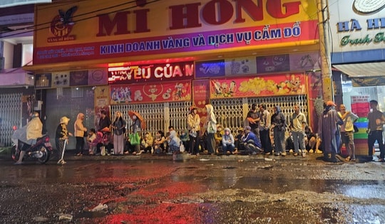 TPHCM: Người dân đội mưa từ 3 giờ sáng xếp hàng mua vàng ngày vía Thần Tài
