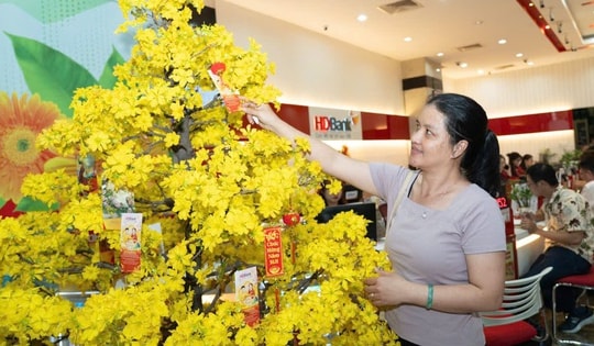 Cả ngày vía Thần Tài, khách “đua" gửi tiết kiệm