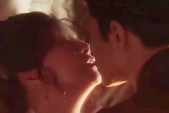 Cảnh hôn gây sốc của Lưu Hiểu Khánh với bạn diễn kém 30 tuổi