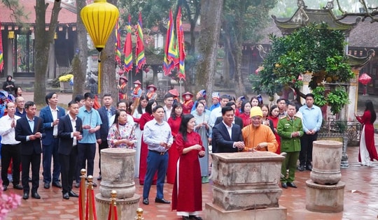 Dâng hương, khai hội mùa Xuân Côn Sơn - Kiếp Bạc