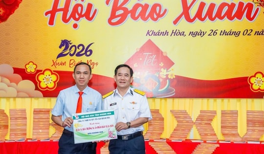 Khánh Hòa tặng số lượng lớn báo Xuân cho quân và dân Trường Sa