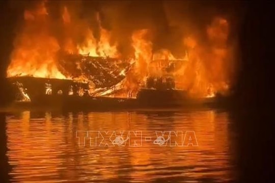 Cháy tàu du lịch trên vịnh Hạ Long