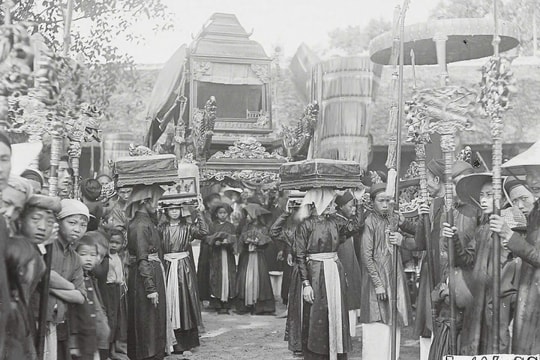 Không khí lễ hội xuân một thế kỷ trước qua ảnh