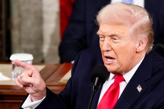 Ông Trump sẽ triệu tập sếp Amazon, Google, buộc tự cấp điện cho trung tâm dữ liệu