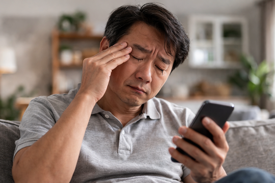 Vì sao mắt nhìn mờ như có màn sương che phủ?