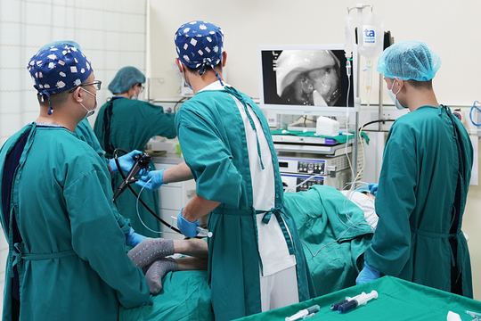 Đa polyp ở đại trực tràng người phụ nữ