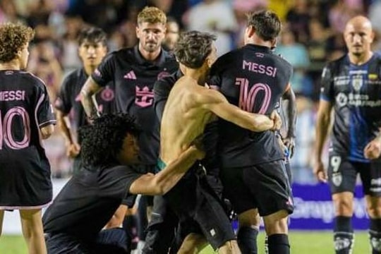 Khán giả xông vào sân kéo ngã Messi