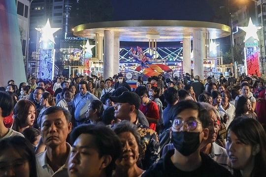 Chủ tịch TP HCM: Không tổ chức sự kiện tràn lan đường Nguyễn Huệ, Lê Lợi