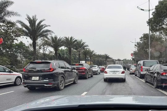 6 xe tông liên hoàn, đường ra sân bay Nội Bài tắc cứng