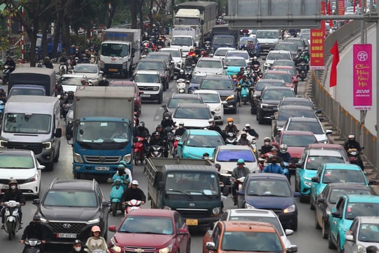 Hà Nội sẽ chuyển toàn bộ xe taxi chạy xăng, dầu sang xe điện