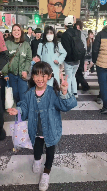 Video người phụ nữ huých ngã bé gái ở Nhật gây bất bình