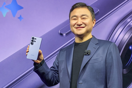 Chủ tịch Samsung: 'Tác nhân AI đang gần gũi hơn nhờ smartphone'