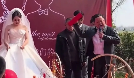 Giữa hôn lễ, bố cô dâu làm một việc khiến chú rể ôm mặt khóc nức nở