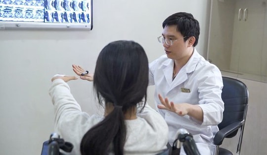 Phép màu y học giữa đời thường: Bác sĩ Vinmec “hồi sinh” đôi chân cho bé gái liệt hoàn toàn