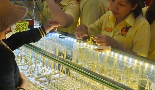 Giá vàng hôm nay 27-2 tiếp tục sụt giảm