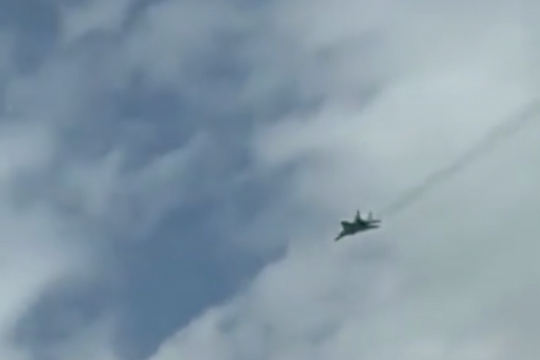 Máy bay chiến đấu xuất hiện trên bầu trời Iran, người dân gấp rút sơ tán