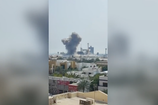 Khoảnh khắc tên lửa Iran tập kích trúng căn cứ hải quân Mỹ ở Bahrain